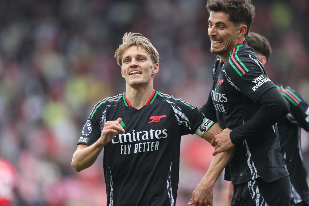 瓜帅：我们要拿98分才能英超夺冠；与摄影师冲突后马上道歉了